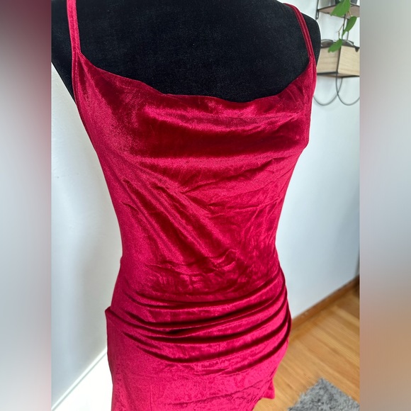 Red velvet dress - Picture 4 of 7